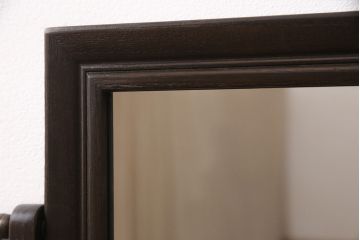 着物箪笥をチェストと卓上鏡にリメイク!幅と奥行きをリサイズし、内部の仕切りは取り払い、衣装盆と引き出しも合わせて縮小。衣装盆の余り材を鏡の枠に使用しミラーを取り付けて卓上鏡に加工。