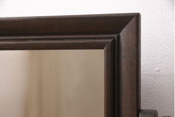 着物箪笥をチェストと卓上鏡にリメイク!幅と奥行きをリサイズし、内部の仕切りは取り払い、衣装盆と引き出しも合わせて縮小。衣装盆の余り材を鏡の枠に使用しミラーを取り付けて卓上鏡に加工。