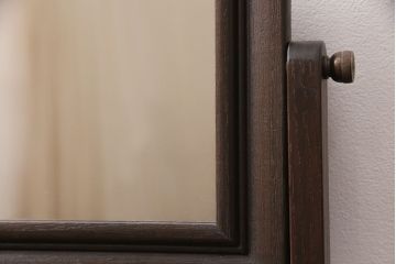 着物箪笥をチェストと卓上鏡にリメイク!幅と奥行きをリサイズし、内部の仕切りは取り払い、衣装盆と引き出しも合わせて縮小。衣装盆の余り材を鏡の枠に使用しミラーを取り付けて卓上鏡に加工。