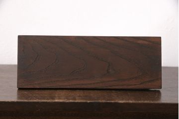 着物箪笥をチェストと卓上鏡にリメイク!幅と奥行きをリサイズし、内部の仕切りは取り払い、衣装盆と引き出しも合わせて縮小。衣装盆の余り材を鏡の枠に使用しミラーを取り付けて卓上鏡に加工。