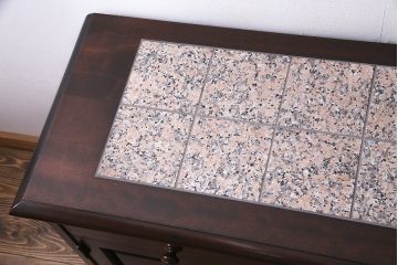 サイドボードの天板をタイルトップにリメイク!高品質リペアを施し、御影石を使用したタイルトップ天板に加工。