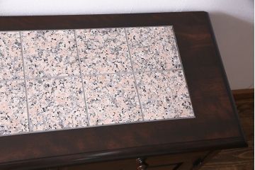 サイドボードの天板をタイルトップにリメイク!高品質リペアを施し、御影石を使用したタイルトップ天板に加工。