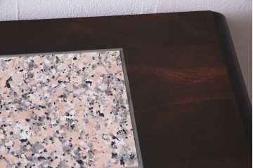 サイドボードの天板をタイルトップにリメイク!高品質リペアを施し、御影石を使用したタイルトップ天板に加工。