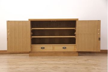 和箪笥をキャビネットとテレビボードにリメイク!上段は高さを低くリサイズ。内部を取り外し、棚板を設置。台輪を取り付けてキャビネットに。下段の引き出しは、1段目の引き出しを撤去し、オープン仕様に。天板を取り付けてテレビボードに加工。