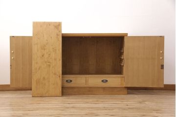 和箪笥をキャビネットとテレビボードにリメイク!上段は高さを低くリサイズ。内部を取り外し、棚板を設置。台輪を取り付けてキャビネットに。下段の引き出しは、1段目の引き出しを撤去し、オープン仕様に。天板を取り付けてテレビボードに加工。