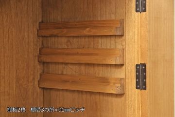 和箪笥をキャビネットとテレビボードにリメイク!上段は高さを低くリサイズ。内部を取り外し、棚板を設置。台輪を取り付けてキャビネットに。下段の引き出しは、1段目の引き出しを撤去し、オープン仕様に。天板を取り付けてテレビボードに加工。