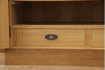 和箪笥をキャビネットとテレビボードにリメイク!上段は高さを低くリサイズ。内部を取り外し、棚板を設置。台輪を取り付けてキャビネットに。下段の引き出しは、1段目の引き出しを撤去し、オープン仕様に。天板を取り付けてテレビボードに加工。