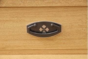 和箪笥をキャビネットとテレビボードにリメイク!上段は高さを低くリサイズ。内部を取り外し、棚板を設置。台輪を取り付けてキャビネットに。下段の引き出しは、1段目の引き出しを撤去し、オープン仕様に。天板を取り付けてテレビボードに加工。