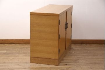 和箪笥をキャビネットとテレビボードにリメイク!上段は高さを低くリサイズ。内部を取り外し、棚板を設置。台輪を取り付けてキャビネットに。下段の引き出しは、1段目の引き出しを撤去し、オープン仕様に。天板を取り付けてテレビボードに加工。