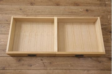和箪笥をキャビネットとテレビボードにリメイク!上段は高さを低くリサイズ。内部を取り外し、棚板を設置。台輪を取り付けてキャビネットに。下段の引き出しは、1段目の引き出しを撤去し、オープン仕様に。天板を取り付けてテレビボードに加工。