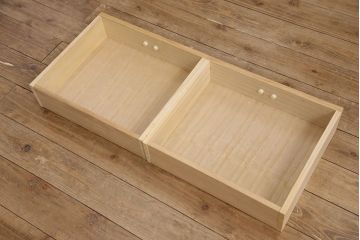 和箪笥をキャビネットとテレビボードにリメイク!上段は高さを低くリサイズ。内部を取り外し、棚板を設置。台輪を取り付けてキャビネットに。下段の引き出しは、1段目の引き出しを撤去し、オープン仕様に。天板を取り付けてテレビボードに加工。