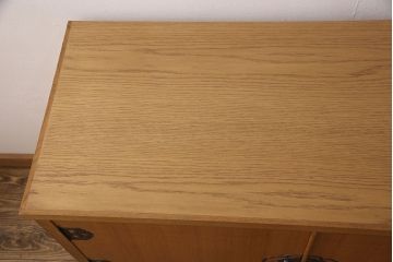 和箪笥をキャビネットとテレビボードにリメイク!上段は高さを低くリサイズ。内部を取り外し、棚板を設置。台輪を取り付けてキャビネットに。下段の引き出しは、1段目の引き出しを撤去し、オープン仕様に。天板を取り付けてテレビボードに加工。