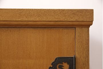 和箪笥をキャビネットとテレビボードにリメイク!上段は高さを低くリサイズ。内部を取り外し、棚板を設置。台輪を取り付けてキャビネットに。下段の引き出しは、1段目の引き出しを撤去し、オープン仕様に。天板を取り付けてテレビボードに加工。