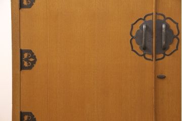 和箪笥をキャビネットとテレビボードにリメイク!上段は高さを低くリサイズ。内部を取り外し、棚板を設置。台輪を取り付けてキャビネットに。下段の引き出しは、1段目の引き出しを撤去し、オープン仕様に。天板を取り付けてテレビボードに加工。