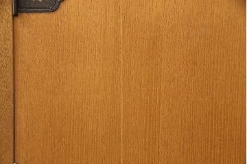 和箪笥をキャビネットとテレビボードにリメイク!上段は高さを低くリサイズ。内部を取り外し、棚板を設置。台輪を取り付けてキャビネットに。下段の引き出しは、1段目の引き出しを撤去し、オープン仕様に。天板を取り付けてテレビボードに加工。