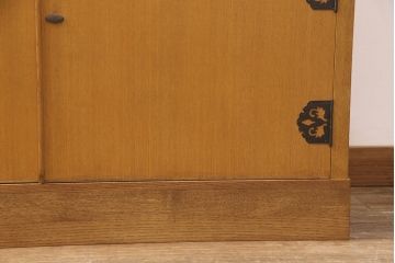 和箪笥をキャビネットとテレビボードにリメイク!上段は高さを低くリサイズ。内部を取り外し、棚板を設置。台輪を取り付けてキャビネットに。下段の引き出しは、1段目の引き出しを撤去し、オープン仕様に。天板を取り付けてテレビボードに加工。