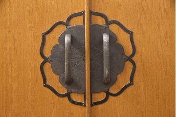 和箪笥をキャビネットとテレビボードにリメイク!上段は高さを低くリサイズ。内部を取り外し、棚板を設置。台輪を取り付けてキャビネットに。下段の引き出しは、1段目の引き出しを撤去し、オープン仕様に。天板を取り付けてテレビボードに加工。