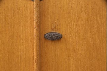 和箪笥をキャビネットとテレビボードにリメイク!上段は高さを低くリサイズ。内部を取り外し、棚板を設置。台輪を取り付けてキャビネットに。下段の引き出しは、1段目の引き出しを撤去し、オープン仕様に。天板を取り付けてテレビボードに加工。