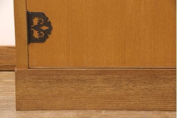和箪笥をキャビネットとテレビボードにリメイク!上段は高さを低くリサイズ。内部を取り外し、棚板を設置。台輪を取り付けてキャビネットに。下段の引き出しは、1段目の引き出しを撤去し、オープン仕様に。天板を取り付けてテレビボードに加工。