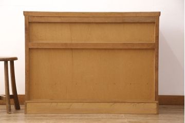 和箪笥をキャビネットとテレビボードにリメイク!上段は高さを低くリサイズ。内部を取り外し、棚板を設置。台輪を取り付けてキャビネットに。下段の引き出しは、1段目の引き出しを撤去し、オープン仕様に。天板を取り付けてテレビボードに加工。