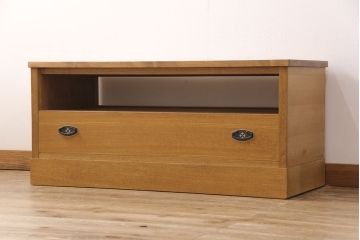 和箪笥をキャビネットとテレビボードにリメイク!上段は高さを低くリサイズ。内部を取り外し、棚板を設置。台輪を取り付けてキャビネットに。下段の引き出しは、1段目の引き出しを撤去し、オープン仕様に。天板を取り付けてテレビボードに加工。