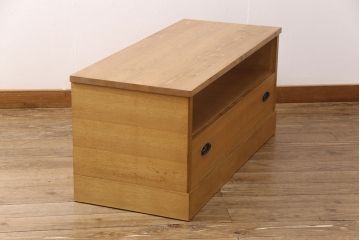 和箪笥をキャビネットとテレビボードにリメイク!上段は高さを低くリサイズ。内部を取り外し、棚板を設置。台輪を取り付けてキャビネットに。下段の引き出しは、1段目の引き出しを撤去し、オープン仕様に。天板を取り付けてテレビボードに加工。