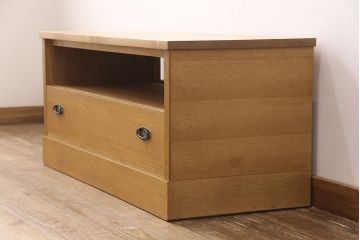 和箪笥をキャビネットとテレビボードにリメイク!上段は高さを低くリサイズ。内部を取り外し、棚板を設置。台輪を取り付けてキャビネットに。下段の引き出しは、1段目の引き出しを撤去し、オープン仕様に。天板を取り付けてテレビボードに加工。