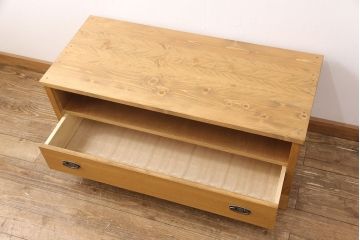 和箪笥をキャビネットとテレビボードにリメイク!上段は高さを低くリサイズ。内部を取り外し、棚板を設置。台輪を取り付けてキャビネットに。下段の引き出しは、1段目の引き出しを撤去し、オープン仕様に。天板を取り付けてテレビボードに加工。