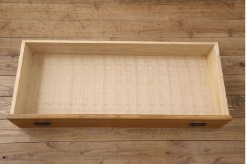 和箪笥をキャビネットとテレビボードにリメイク!上段は高さを低くリサイズ。内部を取り外し、棚板を設置。台輪を取り付けてキャビネットに。下段の引き出しは、1段目の引き出しを撤去し、オープン仕様に。天板を取り付けてテレビボードに加工。