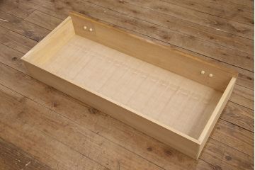和箪笥をキャビネットとテレビボードにリメイク!上段は高さを低くリサイズ。内部を取り外し、棚板を設置。台輪を取り付けてキャビネットに。下段の引き出しは、1段目の引き出しを撤去し、オープン仕様に。天板を取り付けてテレビボードに加工。