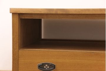 和箪笥をキャビネットとテレビボードにリメイク!上段は高さを低くリサイズ。内部を取り外し、棚板を設置。台輪を取り付けてキャビネットに。下段の引き出しは、1段目の引き出しを撤去し、オープン仕様に。天板を取り付けてテレビボードに加工。
