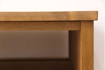 和箪笥をキャビネットとテレビボードにリメイク!上段は高さを低くリサイズ。内部を取り外し、棚板を設置。台輪を取り付けてキャビネットに。下段の引き出しは、1段目の引き出しを撤去し、オープン仕様に。天板を取り付けてテレビボードに加工。