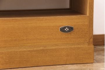 和箪笥をキャビネットとテレビボードにリメイク!上段は高さを低くリサイズ。内部を取り外し、棚板を設置。台輪を取り付けてキャビネットに。下段の引き出しは、1段目の引き出しを撤去し、オープン仕様に。天板を取り付けてテレビボードに加工。
