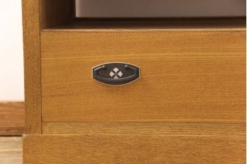 和箪笥をキャビネットとテレビボードにリメイク!上段は高さを低くリサイズ。内部を取り外し、棚板を設置。台輪を取り付けてキャビネットに。下段の引き出しは、1段目の引き出しを撤去し、オープン仕様に。天板を取り付けてテレビボードに加工。