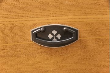 和箪笥をキャビネットとテレビボードにリメイク!上段は高さを低くリサイズ。内部を取り外し、棚板を設置。台輪を取り付けてキャビネットに。下段の引き出しは、1段目の引き出しを撤去し、オープン仕様に。天板を取り付けてテレビボードに加工。