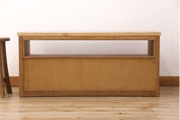 和箪笥をキャビネットとテレビボードにリメイク!上段は高さを低くリサイズ。内部を取り外し、棚板を設置。台輪を取り付けてキャビネットに。下段の引き出しは、1段目の引き出しを撤去し、オープン仕様に。天板を取り付けてテレビボードに加工。