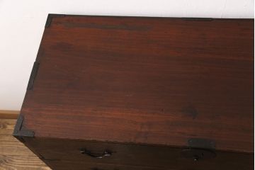桐箪笥を綺麗に再生!引き出しの前板、底板をすべて交換し、天板を補強。現状に合った着色仕上げ。