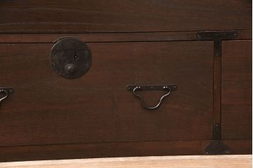 桐箪笥を綺麗に再生!引き出しの前板、底板をすべて交換し、天板を補強。現状に合った着色仕上げ。