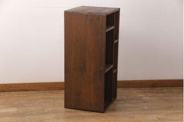 重ね桐箪笥を本棚とチェストにリメイク!上段は引き戸と棚を撤去、新たに棚板を取り付け、本棚に。下段は上部1段のみを外せる仕様に。天板を補強し、木製脚を取り付けてチェストに。いずれもオーク系に着色仕上げ。