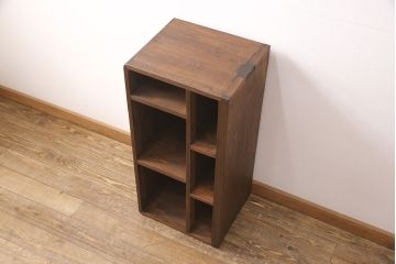 重ね桐箪笥を本棚とチェストにリメイク!上段は引き戸と棚を撤去、新たに棚板を取り付け、本棚に。下段は上部1段のみを外せる仕様に。天板を補強し、木製脚を取り付けてチェストに。いずれもオーク系に着色仕上げ。
