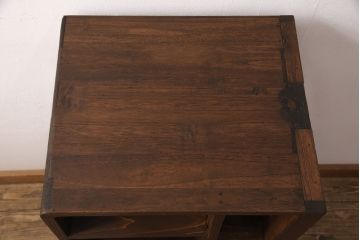 重ね桐箪笥を本棚とチェストにリメイク!上段は引き戸と棚を撤去、新たに棚板を取り付け、本棚に。下段は上部1段のみを外せる仕様に。天板を補強し、木製脚を取り付けてチェストに。いずれもオーク系に着色仕上げ。