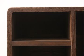 重ね桐箪笥を本棚とチェストにリメイク!上段は引き戸と棚を撤去、新たに棚板を取り付け、本棚に。下段は上部1段のみを外せる仕様に。天板を補強し、木製脚を取り付けてチェストに。いずれもオーク系に着色仕上げ。