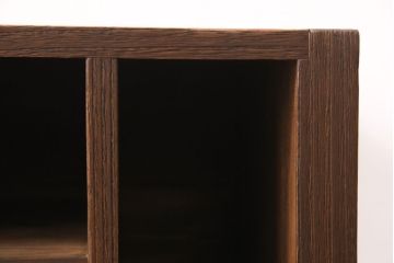 重ね桐箪笥を本棚とチェストにリメイク!上段は引き戸と棚を撤去、新たに棚板を取り付け、本棚に。下段は上部1段のみを外せる仕様に。天板を補強し、木製脚を取り付けてチェストに。いずれもオーク系に着色仕上げ。