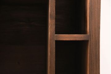 重ね桐箪笥を本棚とチェストにリメイク!上段は引き戸と棚を撤去、新たに棚板を取り付け、本棚に。下段は上部1段のみを外せる仕様に。天板を補強し、木製脚を取り付けてチェストに。いずれもオーク系に着色仕上げ。