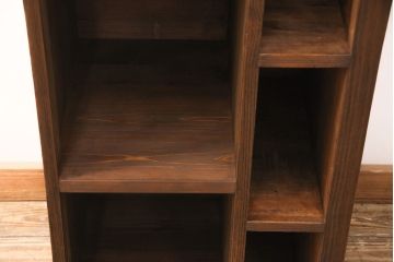 重ね桐箪笥を本棚とチェストにリメイク!上段は引き戸と棚を撤去、新たに棚板を取り付け、本棚に。下段は上部1段のみを外せる仕様に。天板を補強し、木製脚を取り付けてチェストに。いずれもオーク系に着色仕上げ。