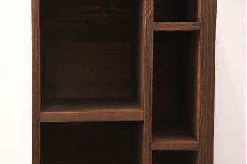 重ね桐箪笥を本棚とチェストにリメイク!上段は引き戸と棚を撤去、新たに棚板を取り付け、本棚に。下段は上部1段のみを外せる仕様に。天板を補強し、木製脚を取り付けてチェストに。いずれもオーク系に着色仕上げ。