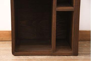 重ね桐箪笥を本棚とチェストにリメイク!上段は引き戸と棚を撤去、新たに棚板を取り付け、本棚に。下段は上部1段のみを外せる仕様に。天板を補強し、木製脚を取り付けてチェストに。いずれもオーク系に着色仕上げ。
