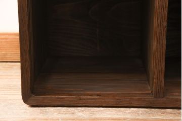 重ね桐箪笥を本棚とチェストにリメイク!上段は引き戸と棚を撤去、新たに棚板を取り付け、本棚に。下段は上部1段のみを外せる仕様に。天板を補強し、木製脚を取り付けてチェストに。いずれもオーク系に着色仕上げ。