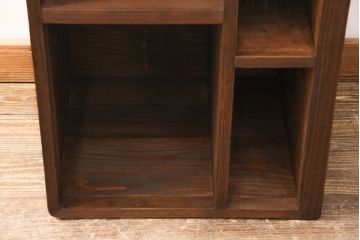 重ね桐箪笥を本棚とチェストにリメイク!上段は引き戸と棚を撤去、新たに棚板を取り付け、本棚に。下段は上部1段のみを外せる仕様に。天板を補強し、木製脚を取り付けてチェストに。いずれもオーク系に着色仕上げ。
