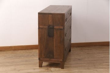 重ね桐箪笥を本棚とチェストにリメイク!上段は引き戸と棚を撤去、新たに棚板を取り付け、本棚に。下段は上部1段のみを外せる仕様に。天板を補強し、木製脚を取り付けてチェストに。いずれもオーク系に着色仕上げ。